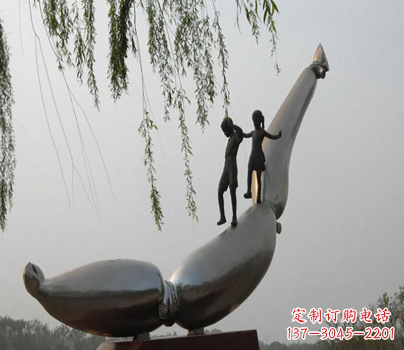 益阳广场不锈钢站在海豚情侣景观雕塑
