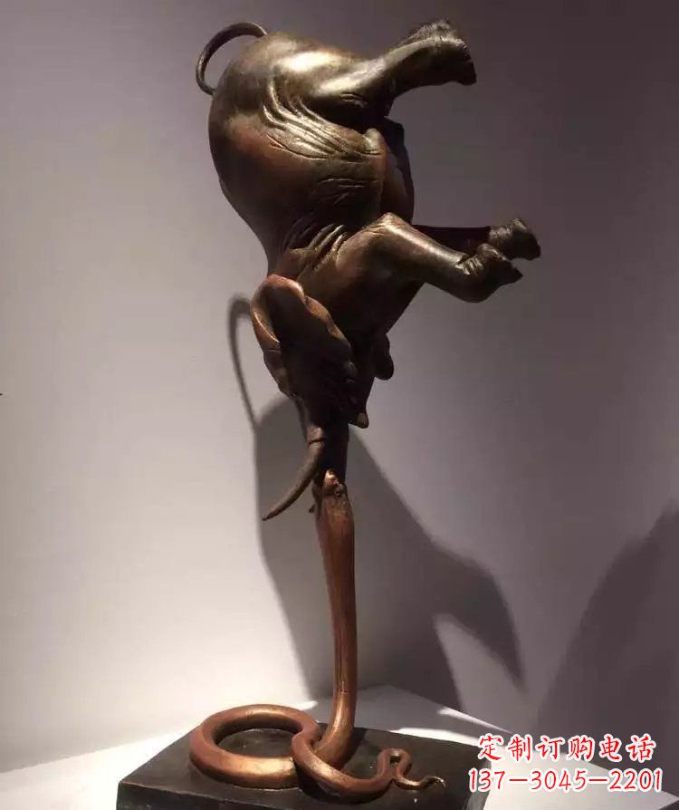 益阳广场大象倒立景观铜雕