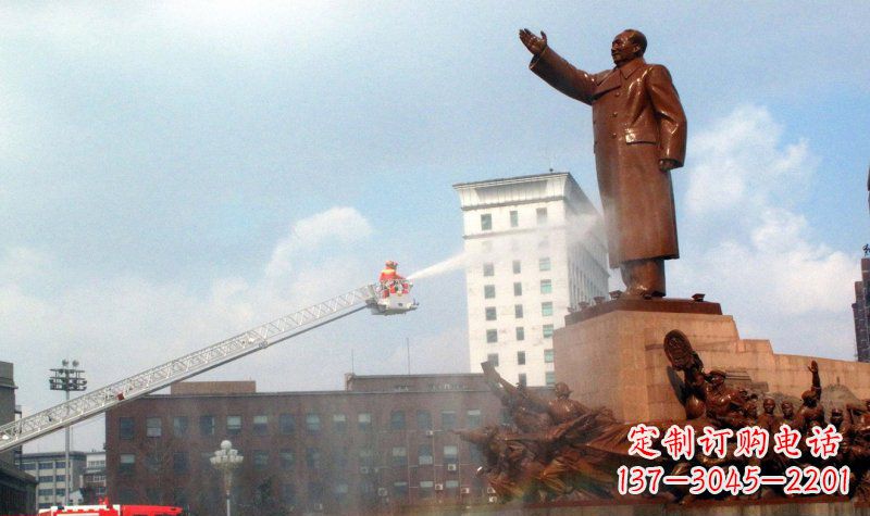 益阳广场挥手的毛主席景观铜雕