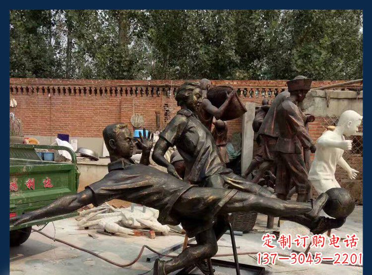 益阳广场铜雕玩踢足球人物雕塑
