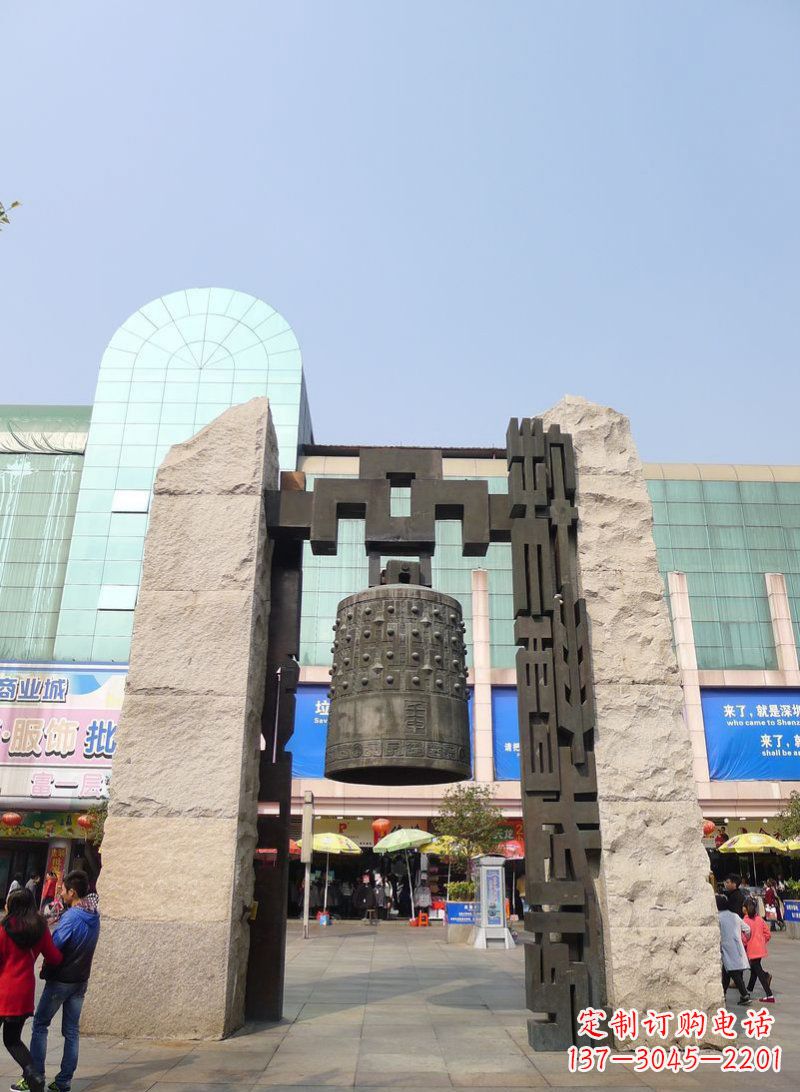 益阳广场铜钟铜雕