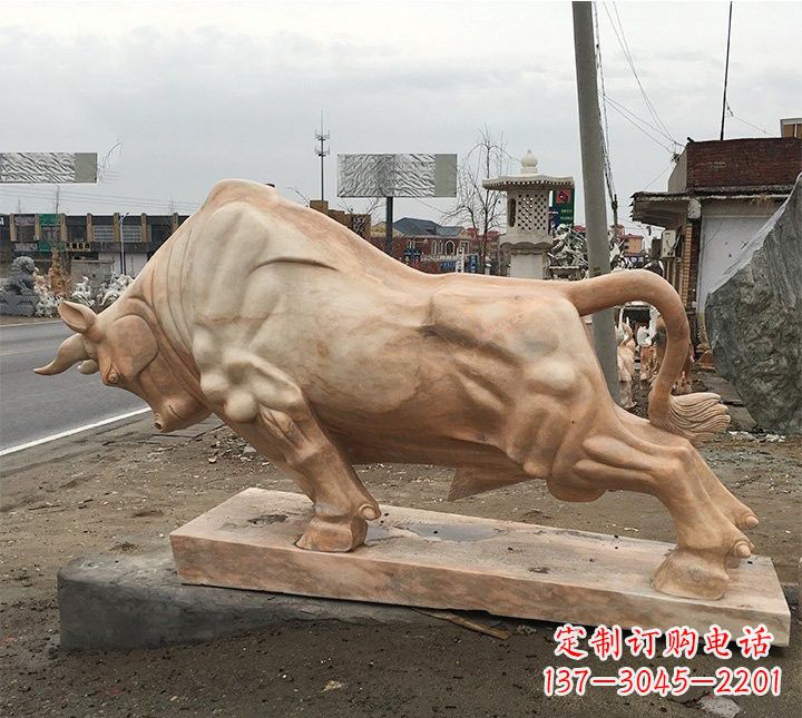 益阳象征力量的广场晚霞红牛雕塑
