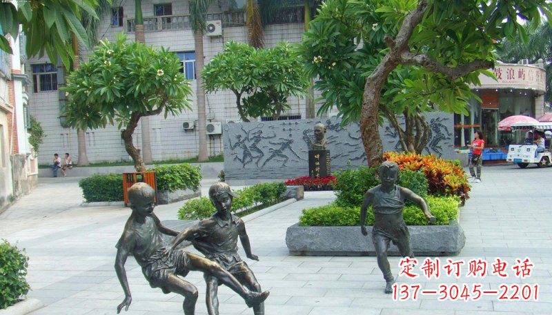 益阳广场小孩踢足球人物铜雕