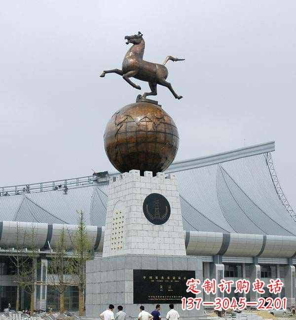 益阳广场站在地球上的马景观铜雕