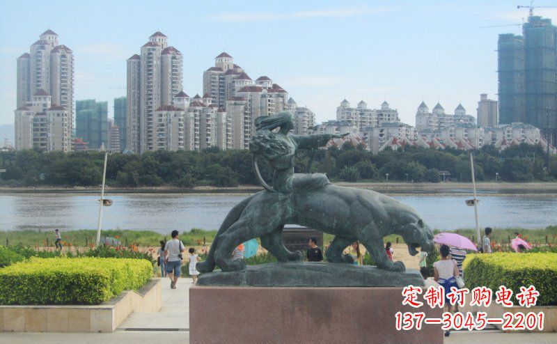 益阳广场坐着狮子的女人景观铜雕