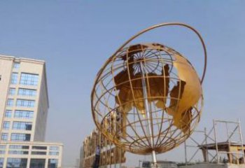 益阳地球仪雕塑是一种雕刻艺术，它将地球仪的地…