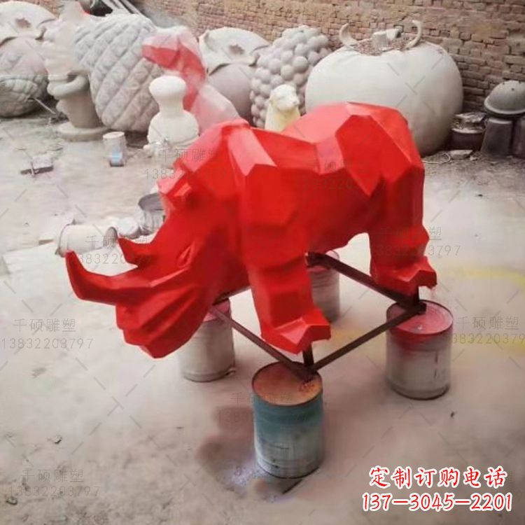 益阳红色几何切面抽象犀牛雕塑