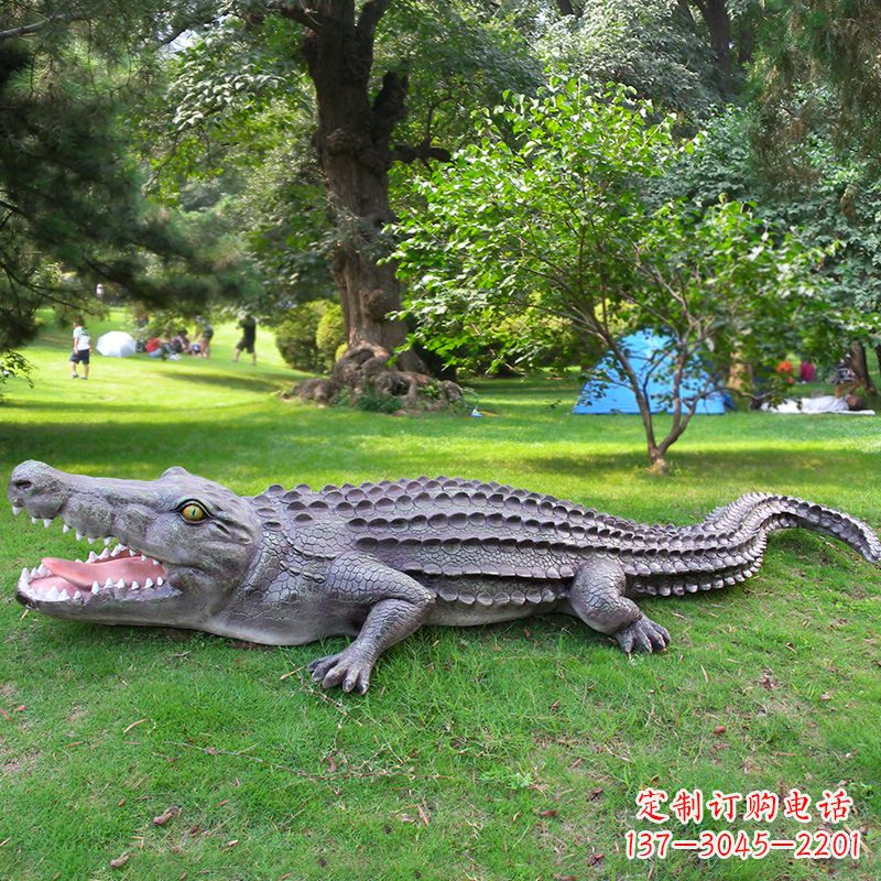 益阳户外园林景观仿真玻璃钢鳄鱼雕塑公园水池装饰摆件