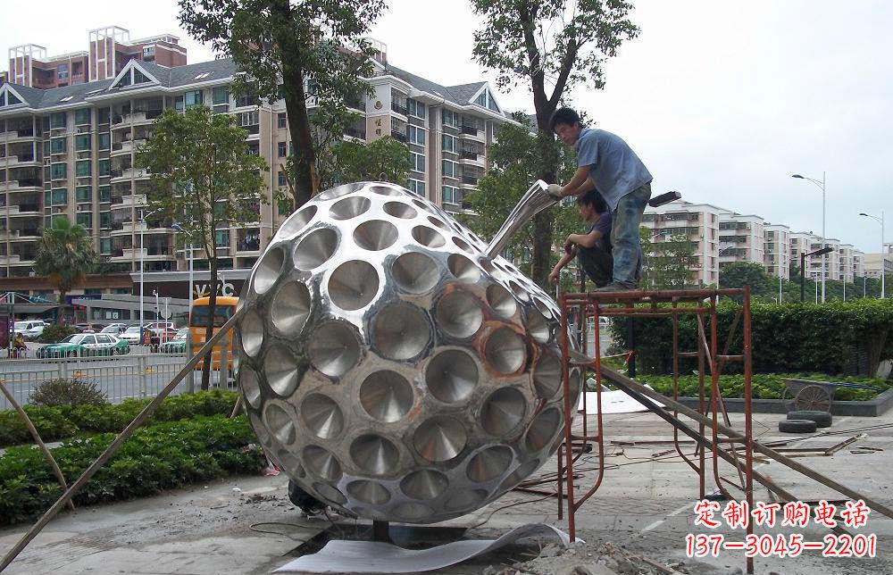 益阳精心打造的街边苹果雕塑