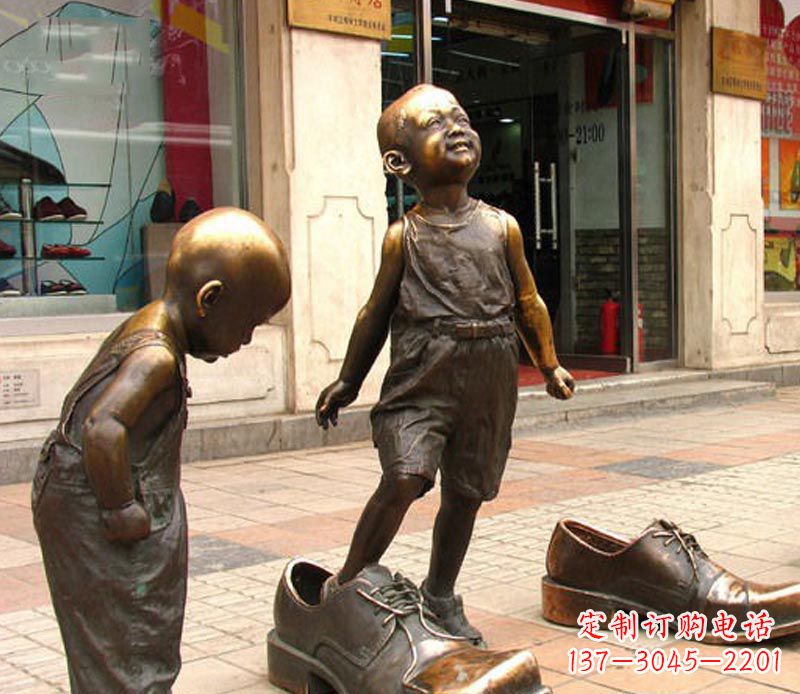 益阳街边穿大鞋的小孩铜雕