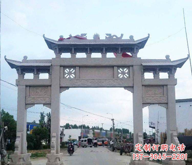 益阳街边三门牌坊石雕