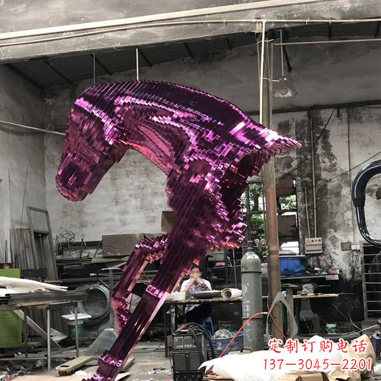 益阳精心打造的不锈钢马头雕塑
