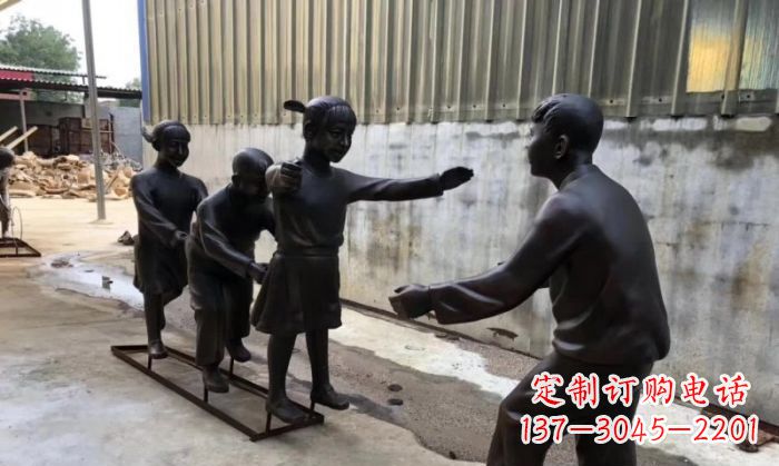 益阳华中领雕塑出品——老鹰捉小鸡铜雕