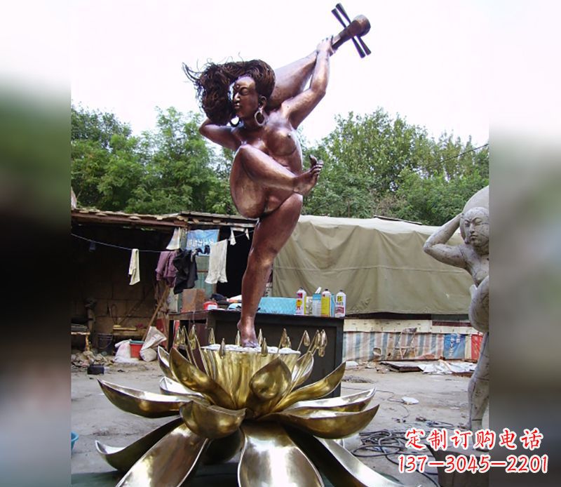 益阳如神般的精美莲花铜雕塑