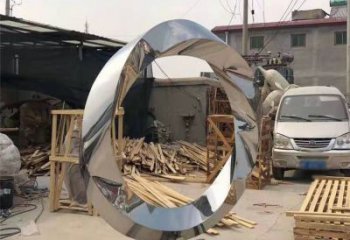 益阳镜面不锈钢几何圆环雕塑，经典永恒之美