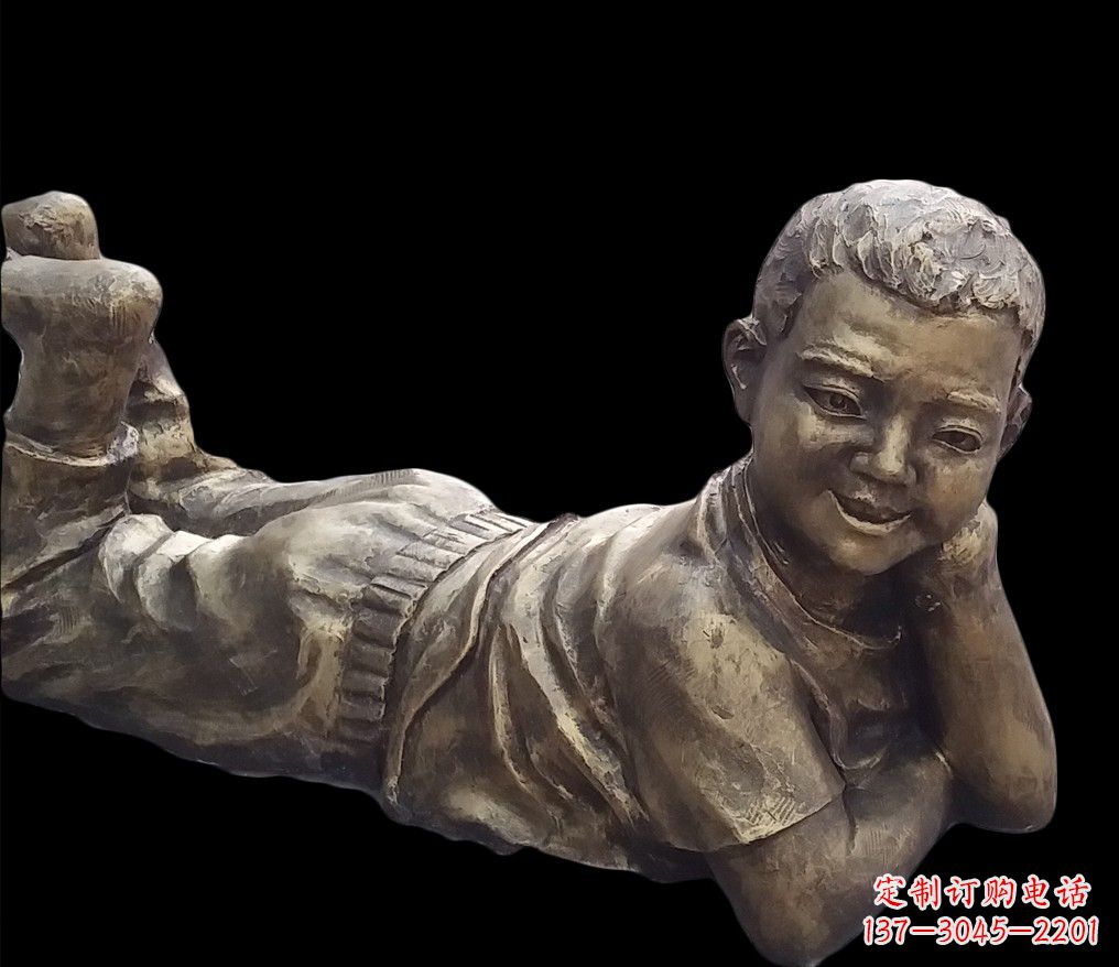 益阳匍匐在地的小男孩铜雕像