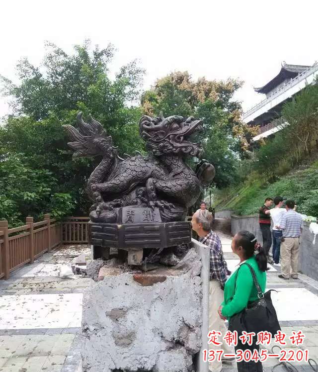 益阳青龙神兽雕塑，神态凝重，气势磅礴