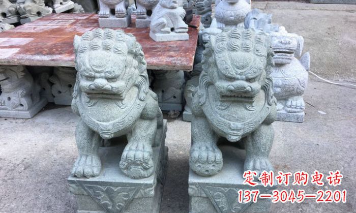 益阳青石踩球狮子看门石雕,精致雕塑令门口更加精彩