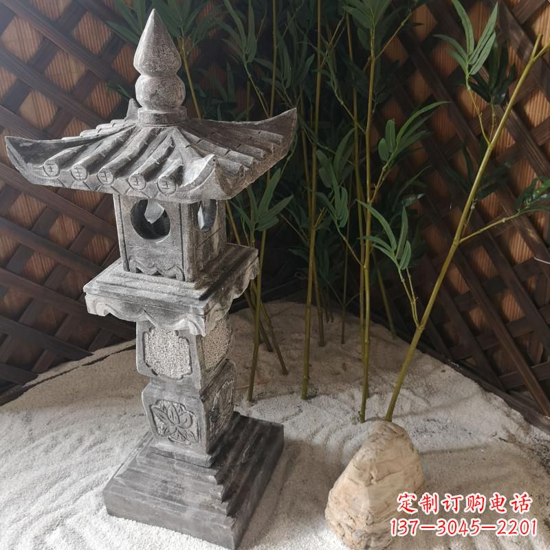 益阳青石仿古灯笼雕塑是由中领雕塑定制的经典雕…