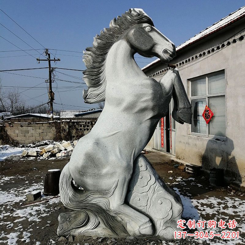 益阳人立而起的马儿石雕