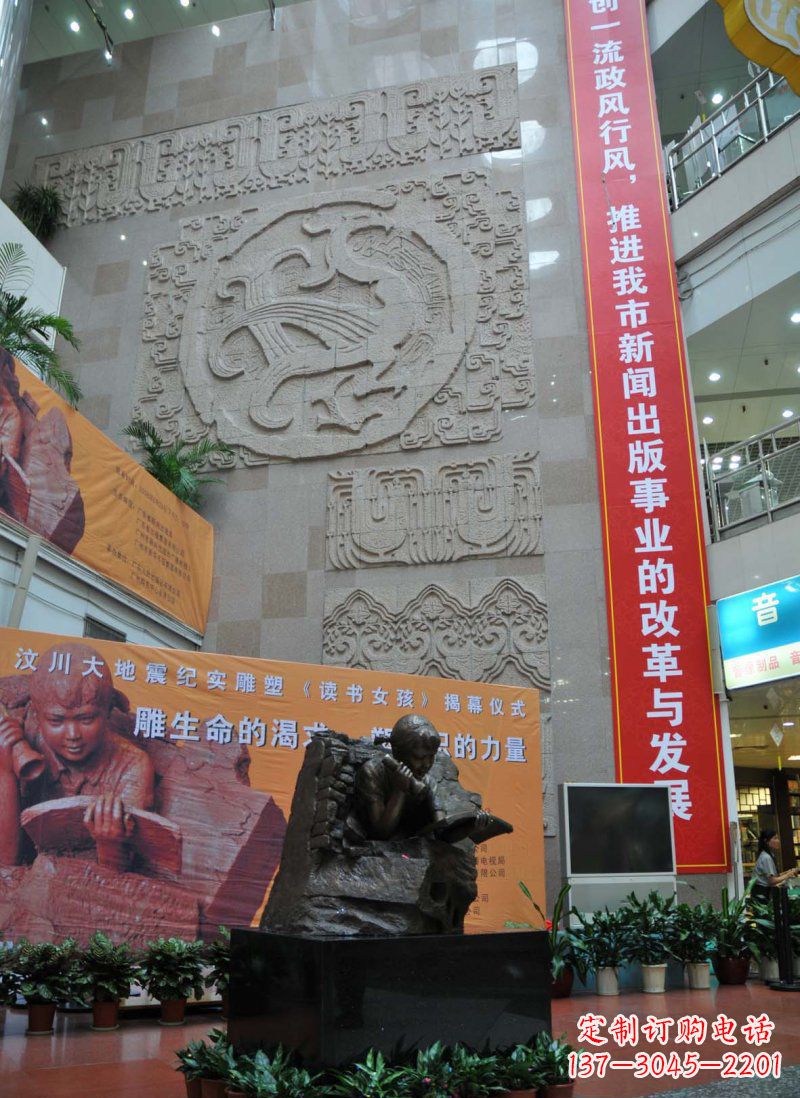 益阳令人惊叹的小女孩景观铜雕