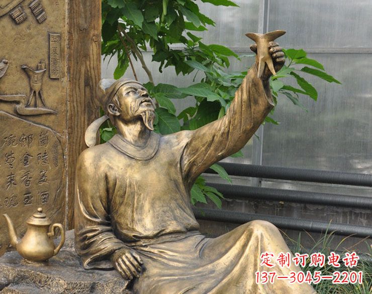 益阳象征文学大师李白的铜雕像