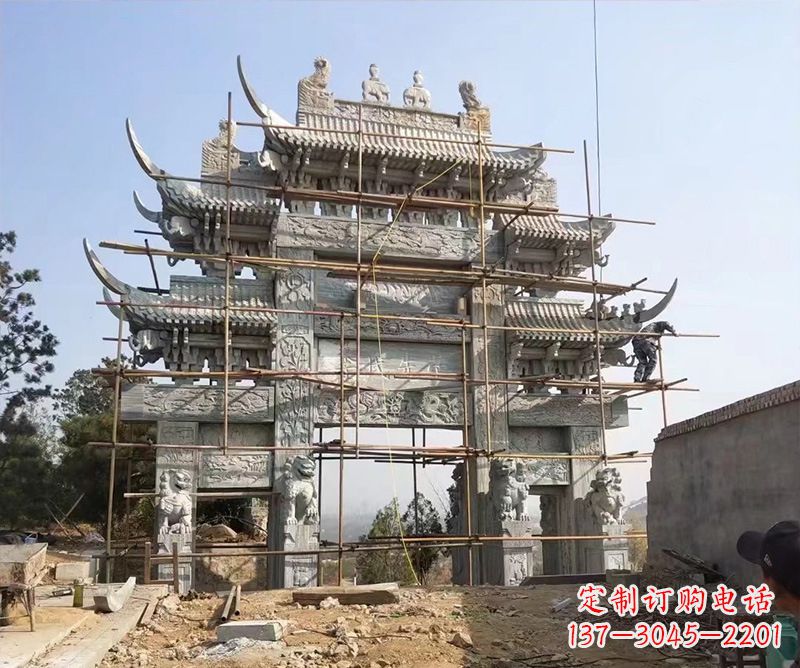 益阳石牌坊外东侧的龙凤雕塑