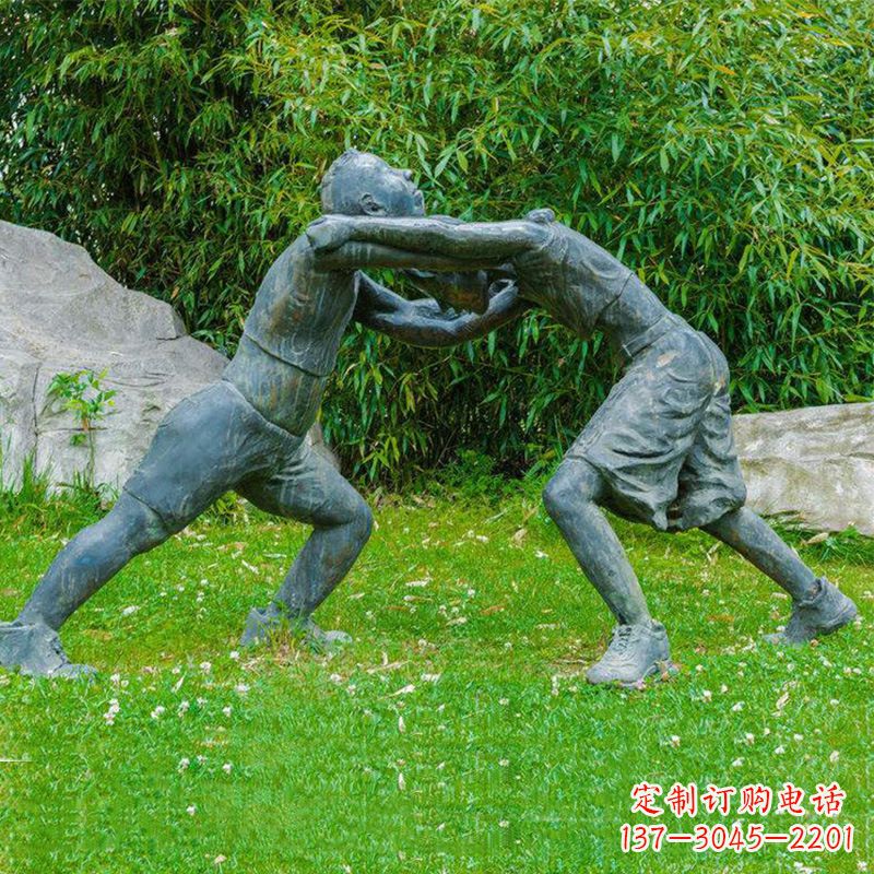 益阳摔跤运动小孩公园草坪铜雕