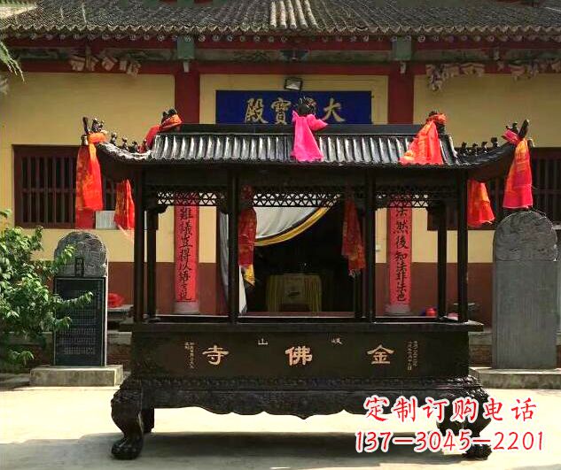 益阳双兽头三足雕花铜香炉
