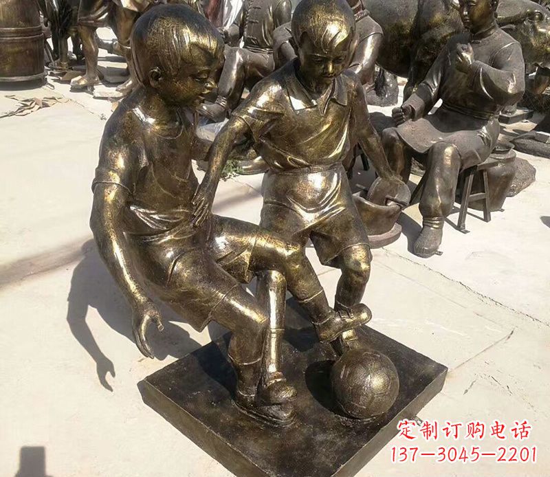 益阳踢足球的儿童铜雕