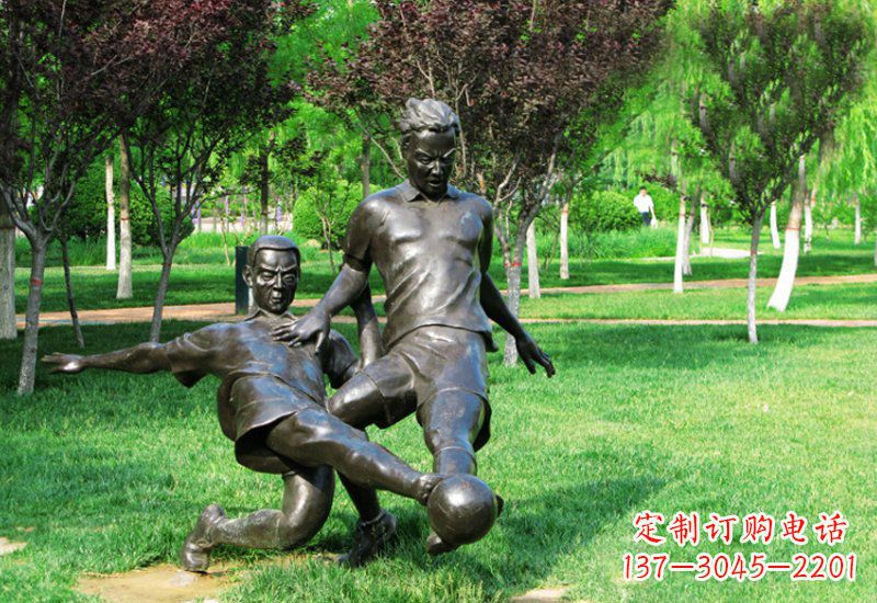 益阳踢足球的人物铜雕222