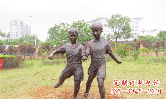 益阳踢足球公园人物铜雕 (2)