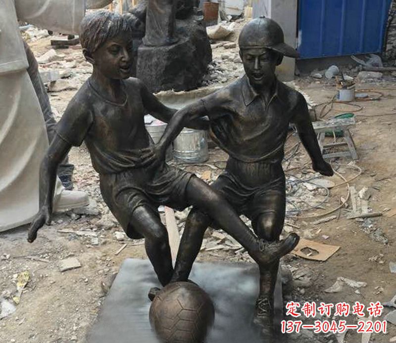 益阳踢足球公园人物铜雕