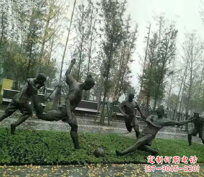 益阳踢足球公园运动人物铜雕