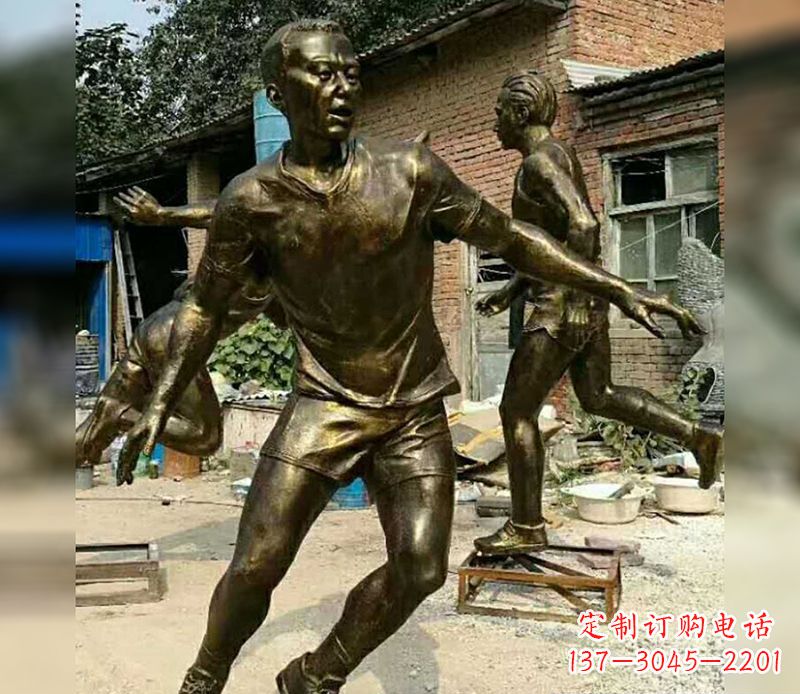 益阳踢足球广场人物铜雕