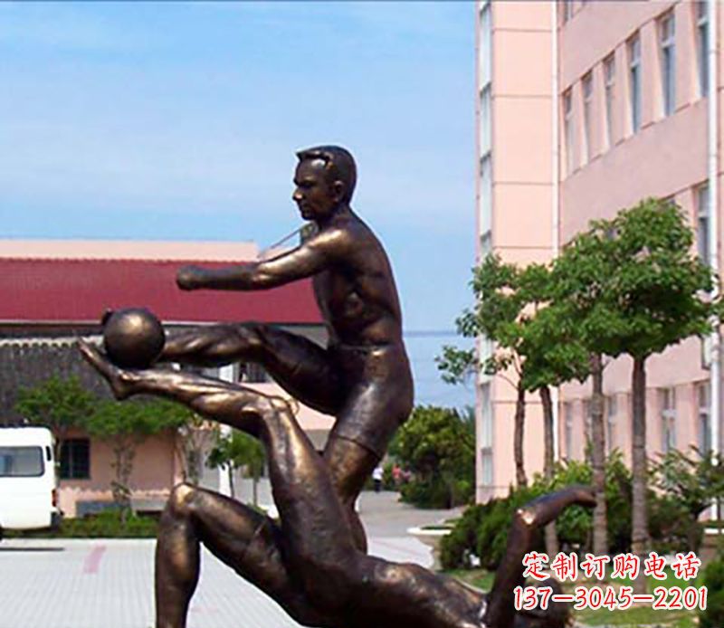 益阳踢足球人物广场小品铜雕