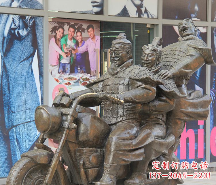 益阳铜雕步行街骑摩托人物雕塑