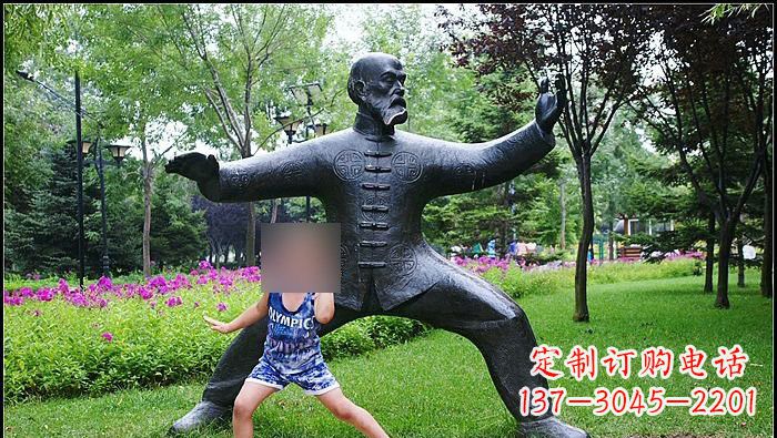 益阳铜雕打太极拳的老人