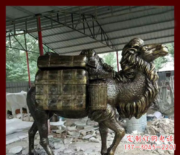 益阳拖行李的骆驼动物铜雕