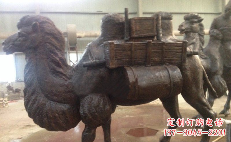 益阳驮着东西的骆驼公园动物铜雕