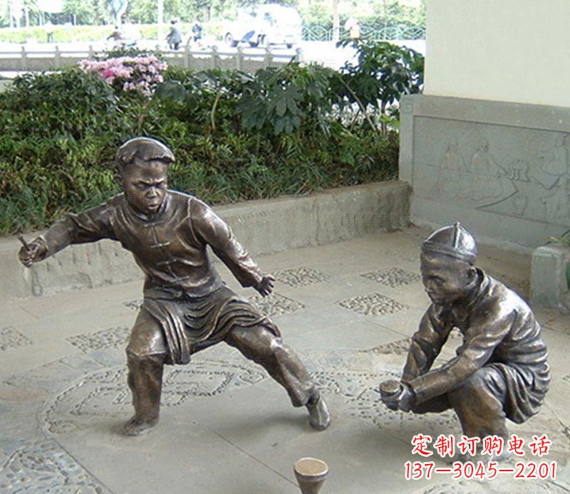 益阳玩陀螺的古代儿童铜雕