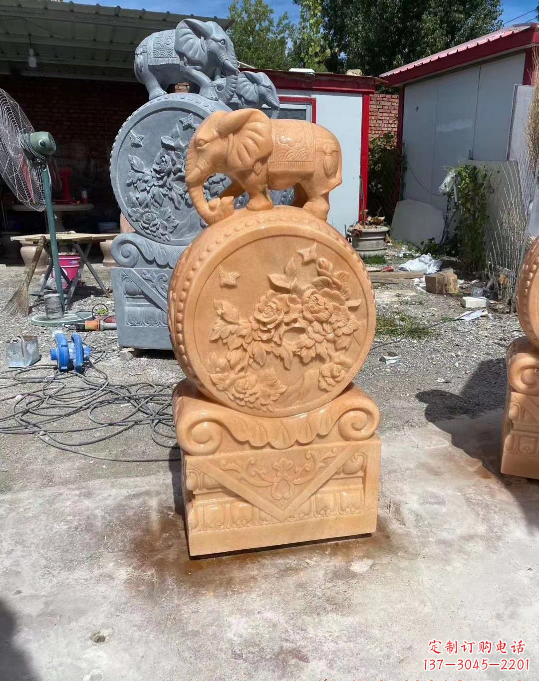 益阳晚霞红大象抱鼓石雕塑