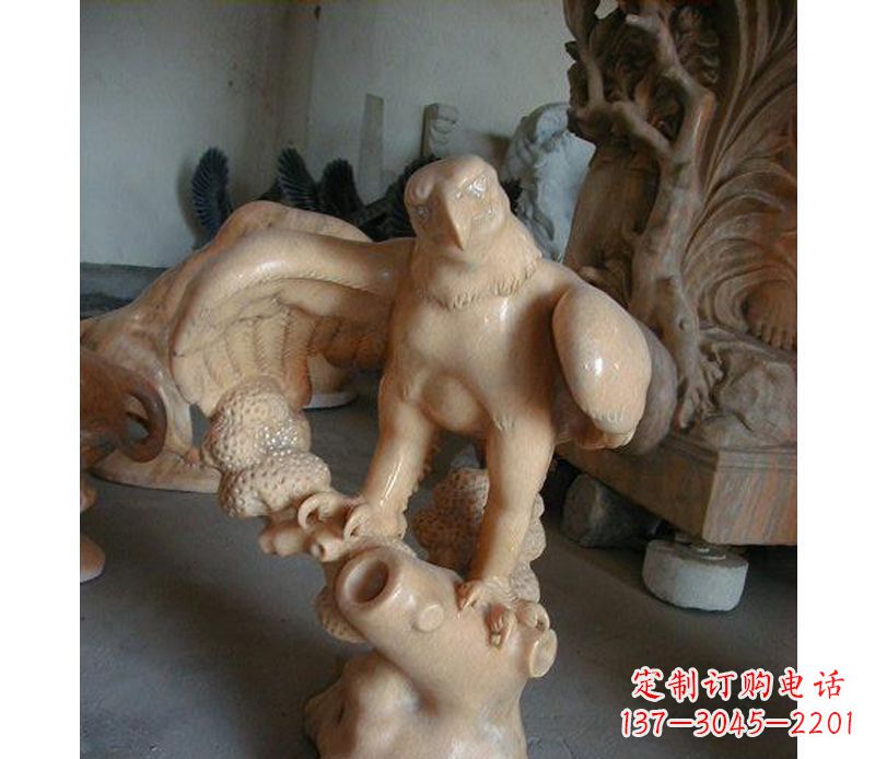 益阳晚霞红老鹰石雕