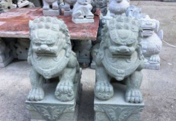 益阳青石踩球狮子看门石雕，精致雕塑令门口更加精彩