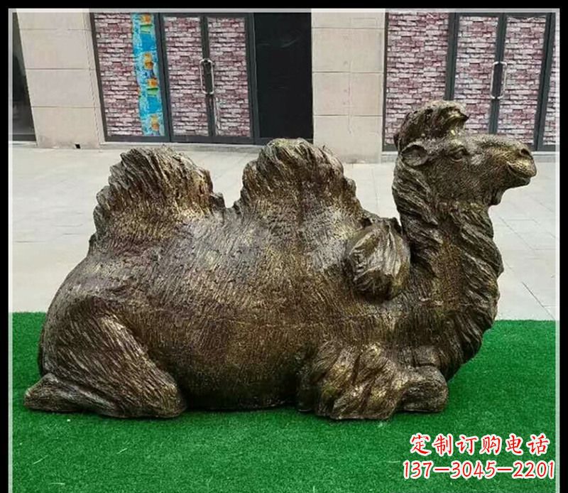 益阳卧在草地的骆驼铜雕