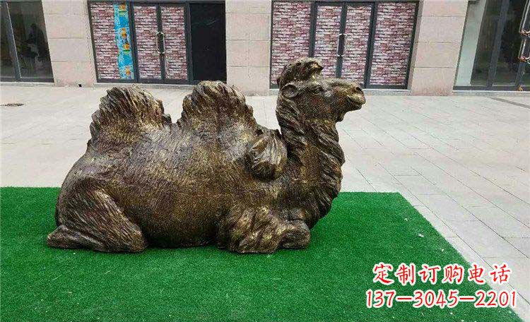益阳卧着的骆驼动物铜雕