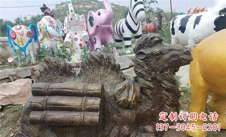 益阳卧着的骆驼动物铜雕 (2)