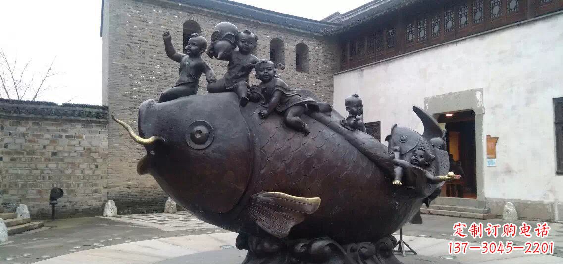 益阳小孩骑鱼铜雕