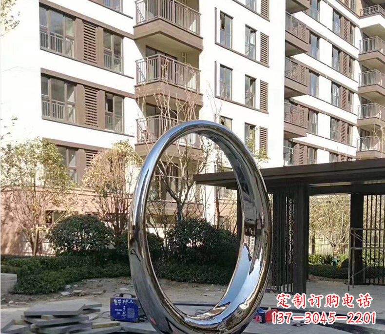 益阳小区不锈钢镜面圆环雕塑