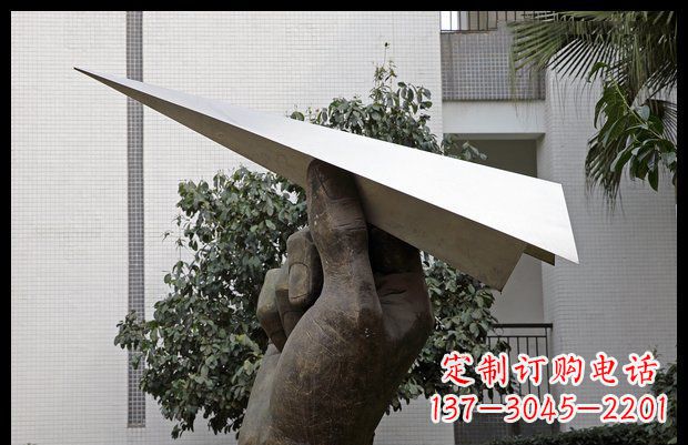 益阳小区不锈钢手拿纸飞机雕塑